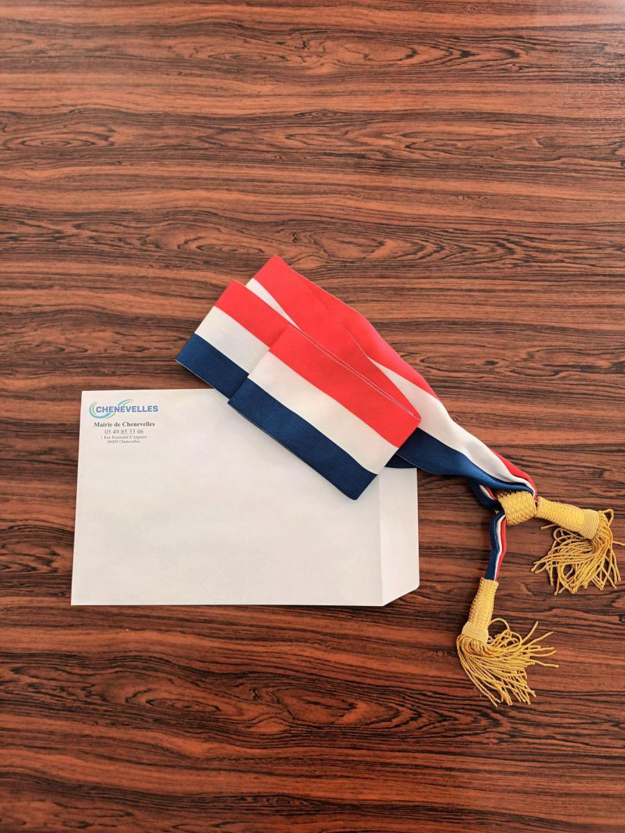 Ma lettre ouverte à <a href="/EmmanuelMacron/">Emmanuel Macron</a> Président de la République, « par cette lettre, je viens vous remettre mon #écharpe #tricolore » : m.facebook.com/story.php?stor…