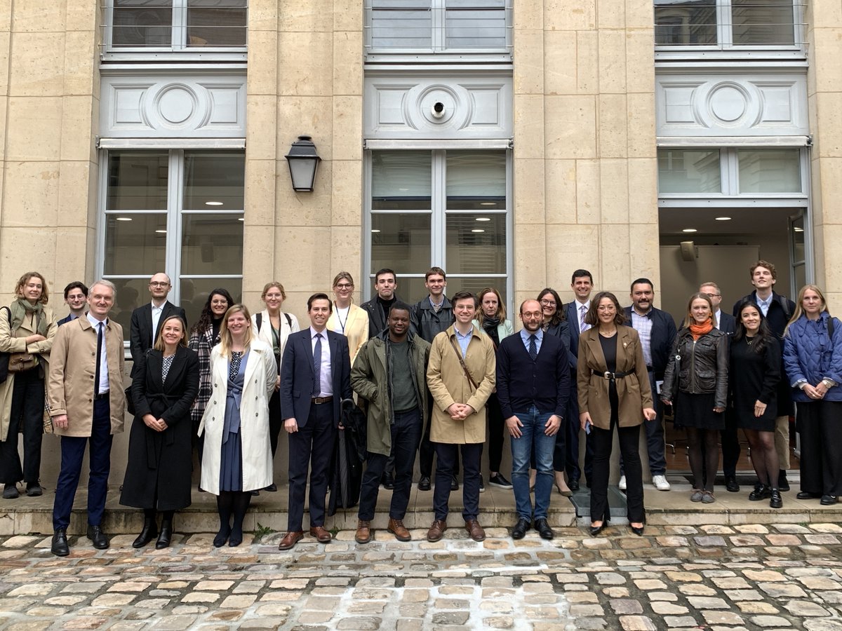 L'Ambassade de 🇨🇭 en 🇫🇷 a eu le plaisir d'accueillir la réunion d'#ambassadespourlégalité en vue de la préparation de la #MarcheDesFiertés du 24 juin 2023 🏳️‍🌈.

Ambassades pour l'Égalité est un réseau diplomatique actif dans la défense des droits des personnes #LGBT+.