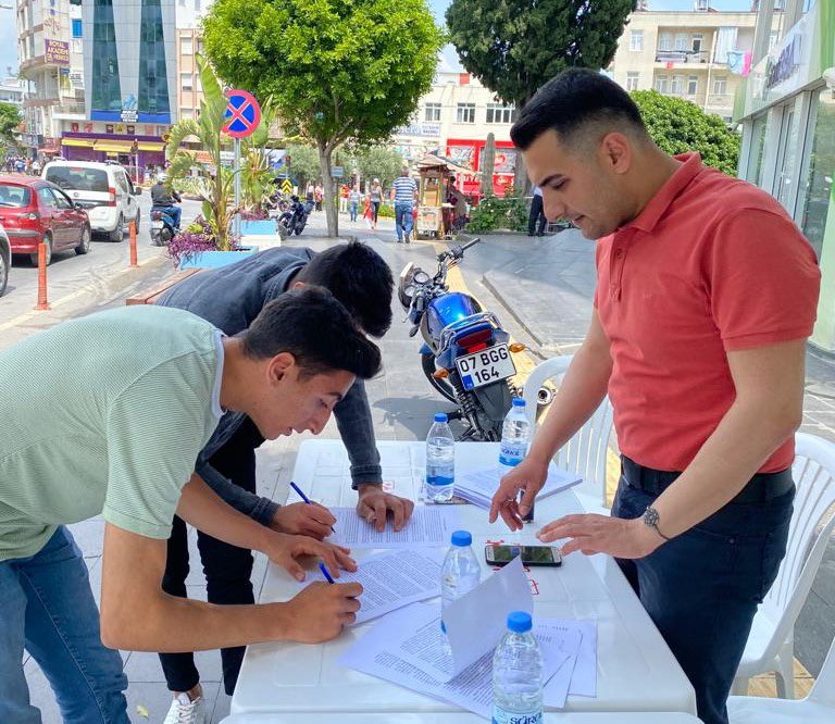 ulualanplatform's tweet photo. 📍Yapay şelale karşısı Garanti Bankası önü standımızda imza kampanyamıza tüm hızımızla devam ediyoruz.

Kampanyamıza verdikleri desteklerden dolayı tüm halkımıza teşekkür ederiz. 
#ulualanmanavgatındır
#ulualanadokunma https://t.co/HV8SjE7I8O