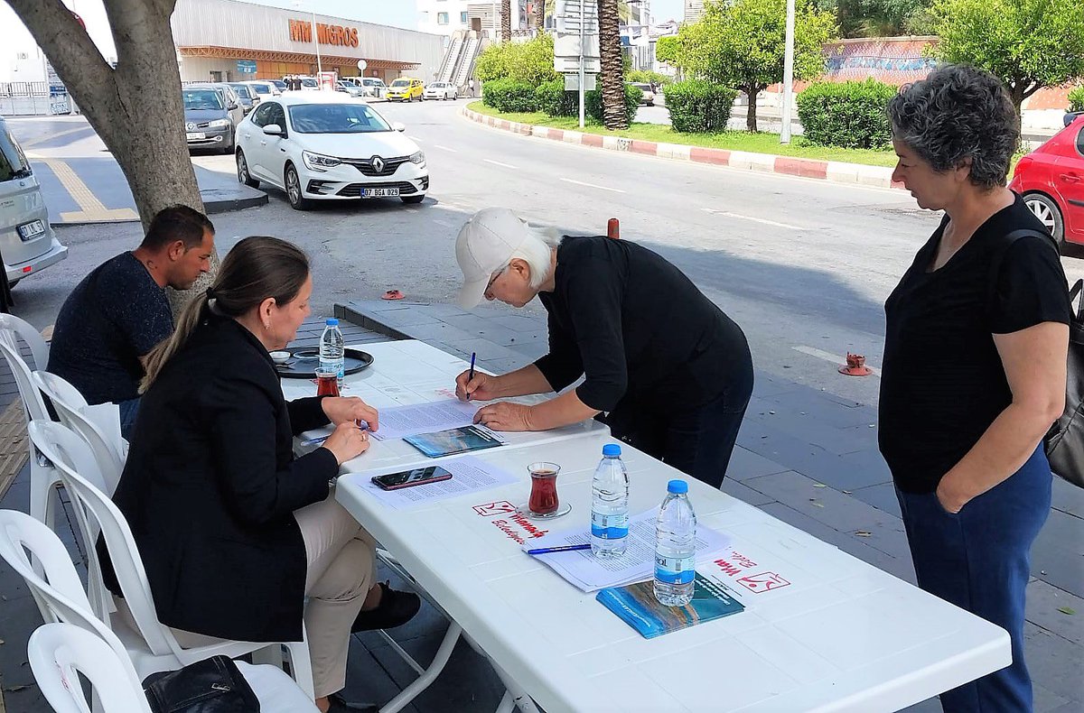ulualanplatform's tweet photo. 📍Yapay şelale karşısı Garanti Bankası önü standımızda imza kampanyamıza tüm hızımızla devam ediyoruz.

Kampanyamıza verdikleri desteklerden dolayı tüm halkımıza teşekkür ederiz. 
#ulualanmanavgatındır
#ulualanadokunma https://t.co/HV8SjE7I8O