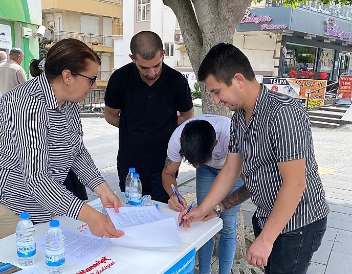 ulualanplatform's tweet photo. 📍Yapay şelale karşısı Garanti Bankası önü standımızda imza kampanyamıza tüm hızımızla devam ediyoruz.

Kampanyamıza verdikleri desteklerden dolayı tüm halkımıza teşekkür ederiz. 
#ulualanmanavgatındır
#ulualanadokunma https://t.co/HV8SjE7I8O