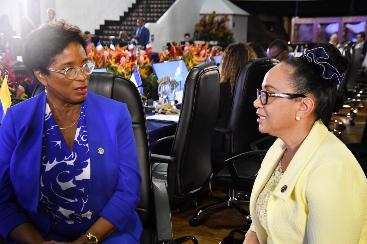 #AEC | En un productivo diálogo con la Ministra de Estado en Comercio Exterior y Negocios de Barbados🇧🇧, Sandra Husbands, la Viceministra <a href="/etaylorjay/">Elizabeth Taylor Jay</a> reiteró el compromiso de Colombia🇨🇴 en estrechar los lazos culturales e históricos compartidos con los países de <a href="/CARICOMorg/">CARICOM: Caribbean Community</a>.