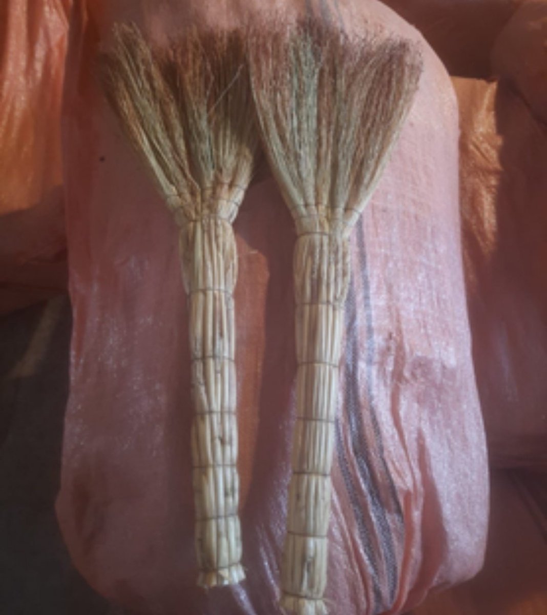 Indo-Pak border, consignment of brooms intercepted at Attari, Amritsar.
5.480 kg of recovered Heroin valued at Rs 38.36 crores in the international market was seized

#AAP justifying #ElectionSymbol & helping neighbors,sustain financial crisis!
Vote for #freebies ✊
#UdtaPunjab