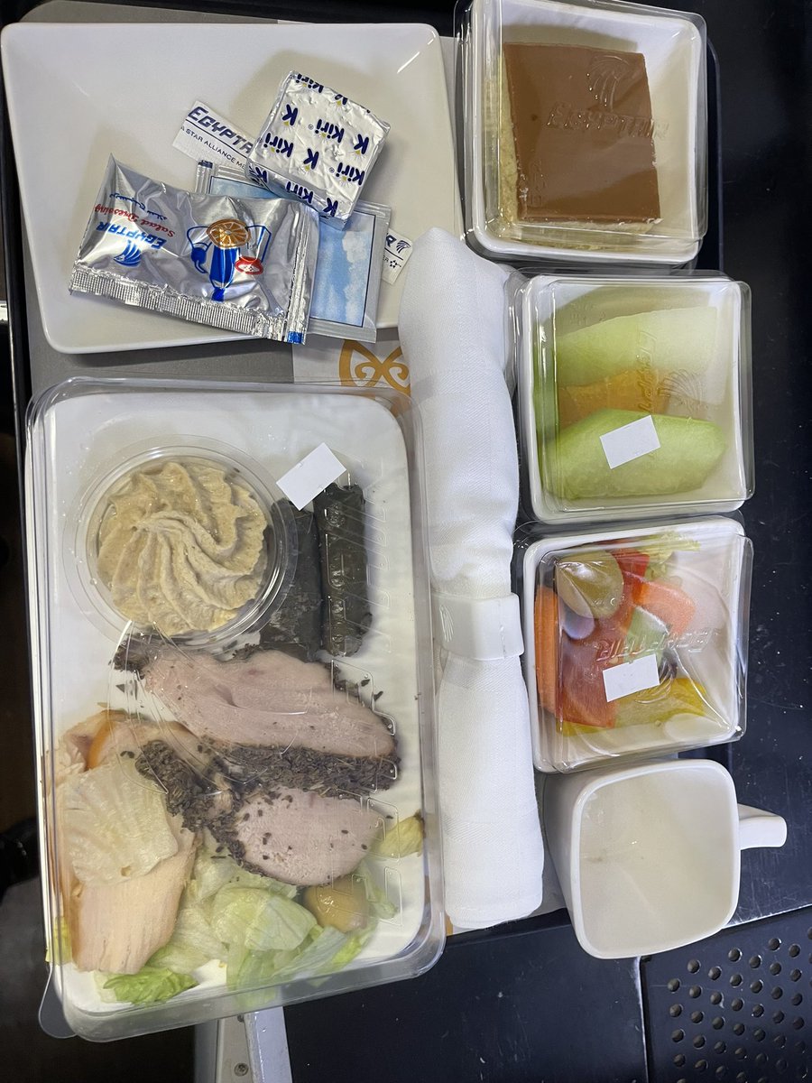 AWMN_LAS's tweet photo. السفر على @EGYPTAIR بالرحلة رقم 708 يوم 10 مايو من عمان للقاهرة على درجة رجال الاعمال ، مع التجاوز عن مستوى النظافة المتدني الا انه قد قدمت وجبة منتهية الصلاحية، فاللحمة المقددة وقطعتين الفاكهة والحمص من الممكن أن يصاب أحد  الركاب بالتسمم ، وعليه ننصح الشركة بعدم تقديم وجبات . https://t.co/cHHEdgrpKL