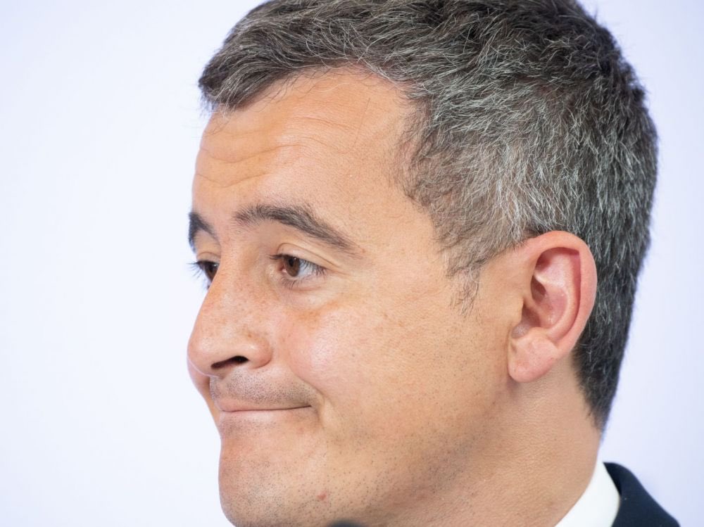 EnModeMacaron's tweet photo. On apprend dans Le Canard Enchaîné que Darmanin a fait acheter par le ministère de l’Intérieur une deuxième voiture de fonction toutes options pour ses déplacements professionnels et un SUV familial choisi par son épouse à près de 50.000 euros pour les balades familiales!😳 https://t.co/ce1GBeETSX