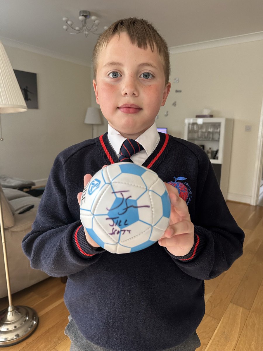 matonthehill's tweet photo. Thanks @JillScottJS8 for the ball, someone small loves it and took it to school to show his friends https://t.co/eJ8BkfX5z7