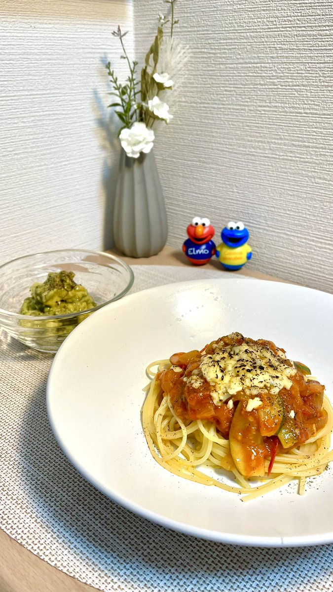 ✨本日の夕食✨ ▶️お野菜だけの焼きチーズスパ🍝 ▶️アボカドと塩昆布和え ごちそうさまでした😋 ヘルスィーを意識して🍀