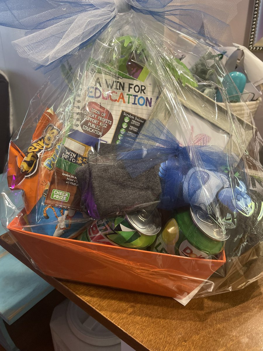 unicorntchr's tweet photo. We are literally the most spoiled teachers ever! We love our FLEx team SO much! @TechyThomason @lockettech  @BethHorneTechy @TeachThatTech15 @HCSFLEx https://t.co/9NltIezkhl