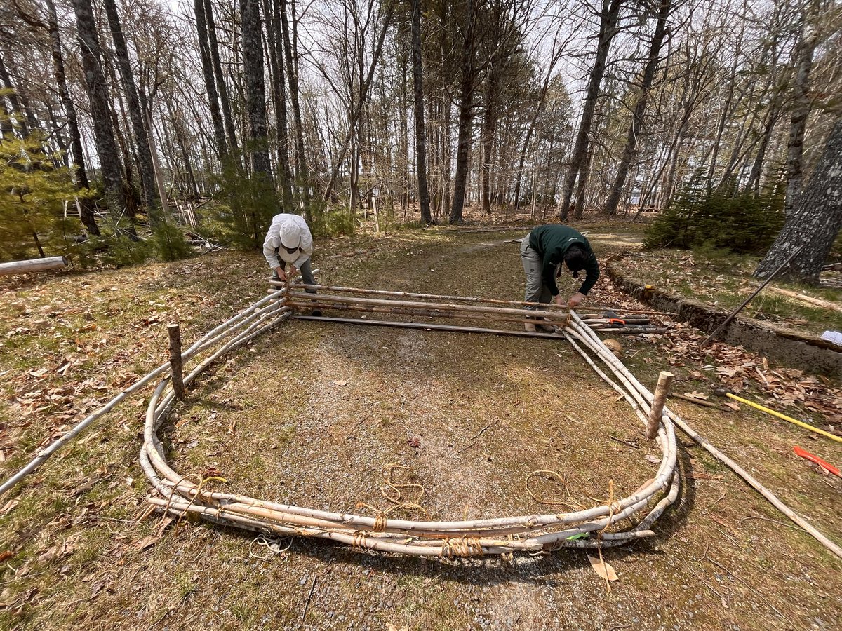 Nous construisons quelque chose de nouveau au parc national et lieu historique national #Kejimkujik... une idée de ce que c'est? 🤔 #CultureMikmaw #TransfertDeConnaissancesTraditionnelles #Merrymakedge #RestezÀLÉcoute