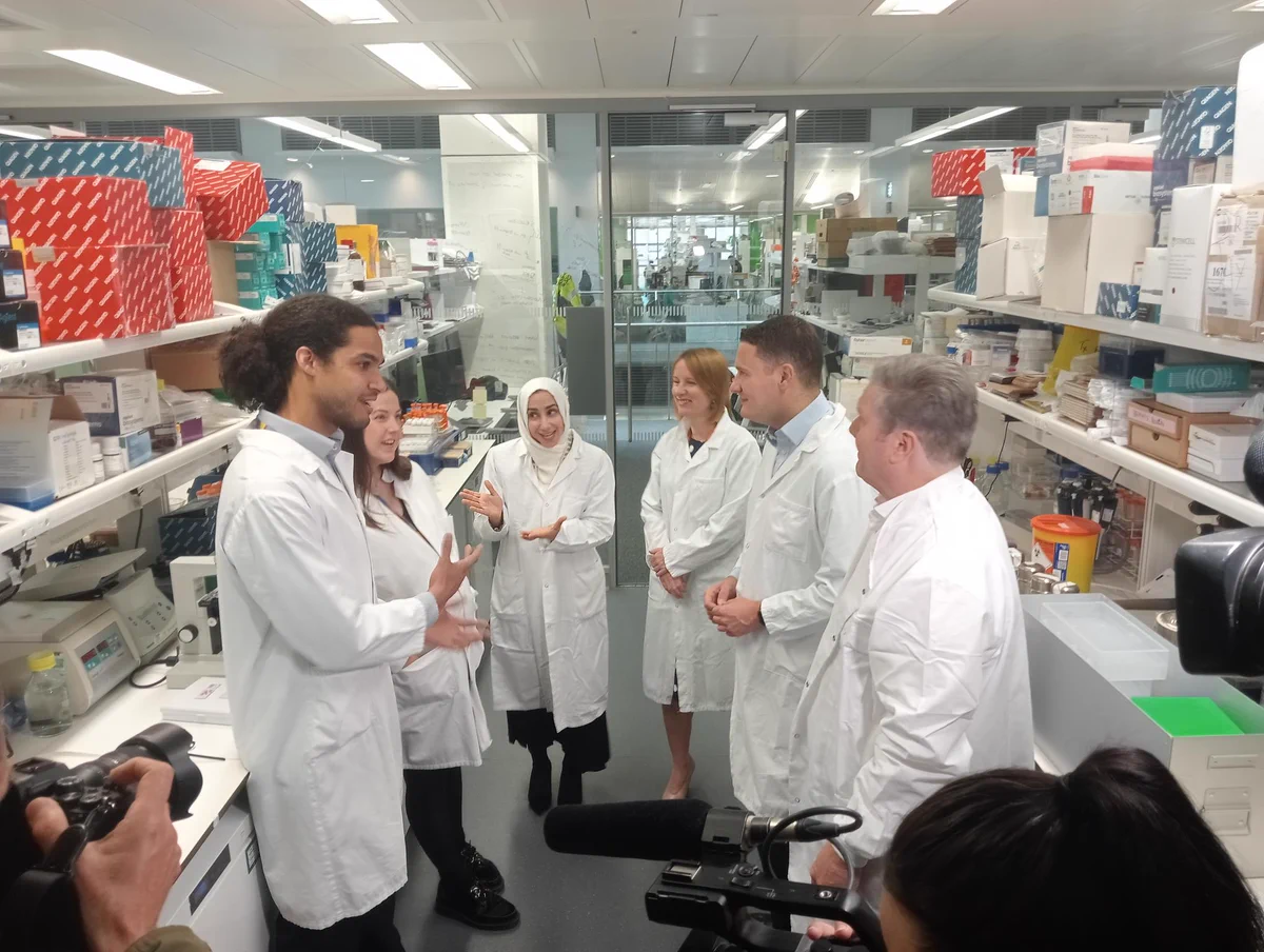 Michelle Mitchell, Sir Keir Starmer and Wes Streeting talking to Mariam Jamal-Hanjani and her team in a lab at the Francis Crick Institute.
