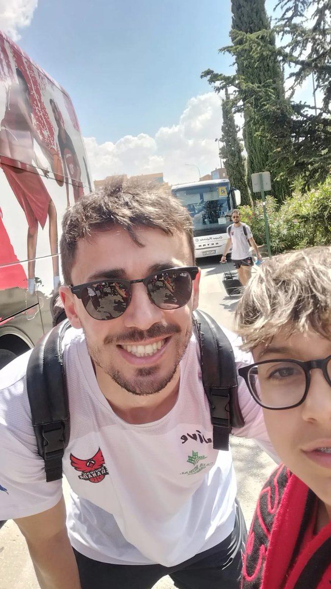 FrenteNazari's tweet photo. En I L U S I Ó N no nos gana ni el Betis ni el Madrid, ni Los Lakers.

Nuestros peñistas ya se han despedido de nuestros jugadores. 

💪 Mañana nos vemos en #Sevilla 💪 https://t.co/eLEc7nZ0I2