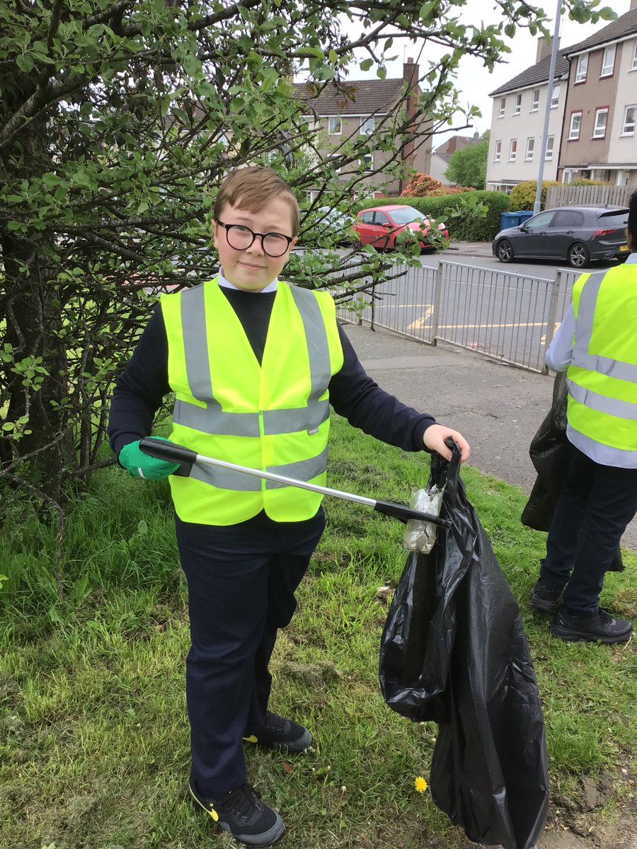 stbartholomews1's tweet photo. Well done to our Sustainability Committee who did a wonderful job of litter picking around the perimeter of our school this afternoon. I am sure the local residents are truly delighted.#CoronationGlasgow @GlasgowRTC @EdisGlasgow #LaudatoSchoolsScotlandChangeForGood https://t.co/K9vfOwNwSd