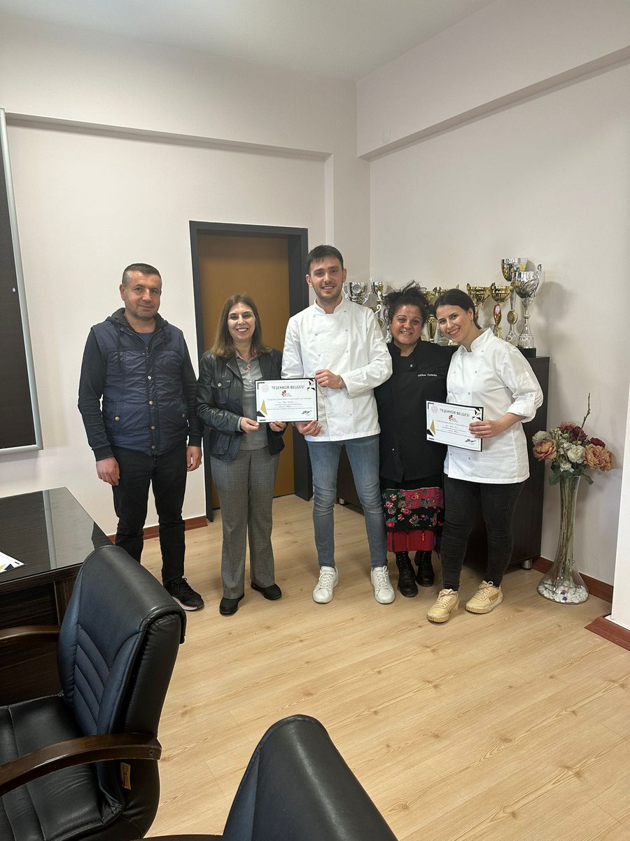 Sintesi restoranda pastry chef olarak çalışan mezun öğrencimiz Rabia şef ile Özgür şefimiz okulumuza gelerek 9/S sınıfımızla el yapımı makarna workshopunu gerçekleştirdiler. Teşekkürler <a href="/sedabykol/">Seda Büyükol</a> @MeslegimHayatim <a href="/istanbul_MTE/">İstanbul Mesleki ve Teknik Eğitim</a> <a href="/usk_imkbmtal/">ÜSKÜDAR BORSA İSTANBUL MTAL</a>