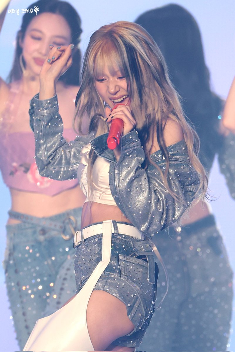 chaeyoungspics's tweet photo. SHE'S SO https://t.co/JssUnj44GF