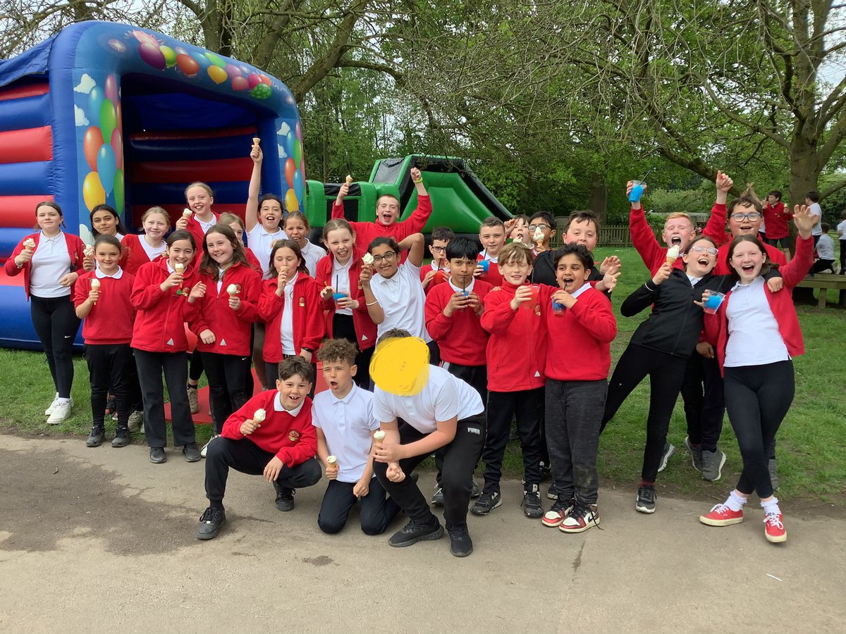 HollyfastSchool's tweet image. 6R having the best afternoon celebrating the end of SATs!!! #icecreams #inflatablefun