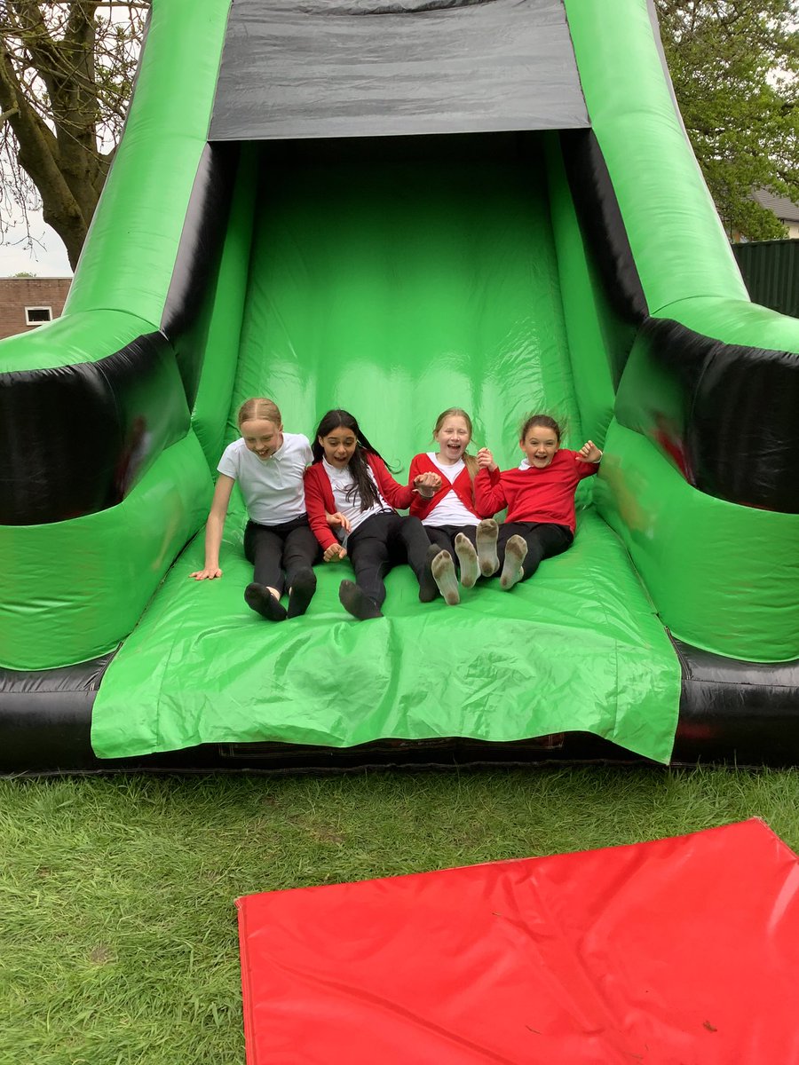 HollyfastSchool's tweet image. 6R having the best afternoon celebrating the end of SATs!!! #icecreams #inflatablefun