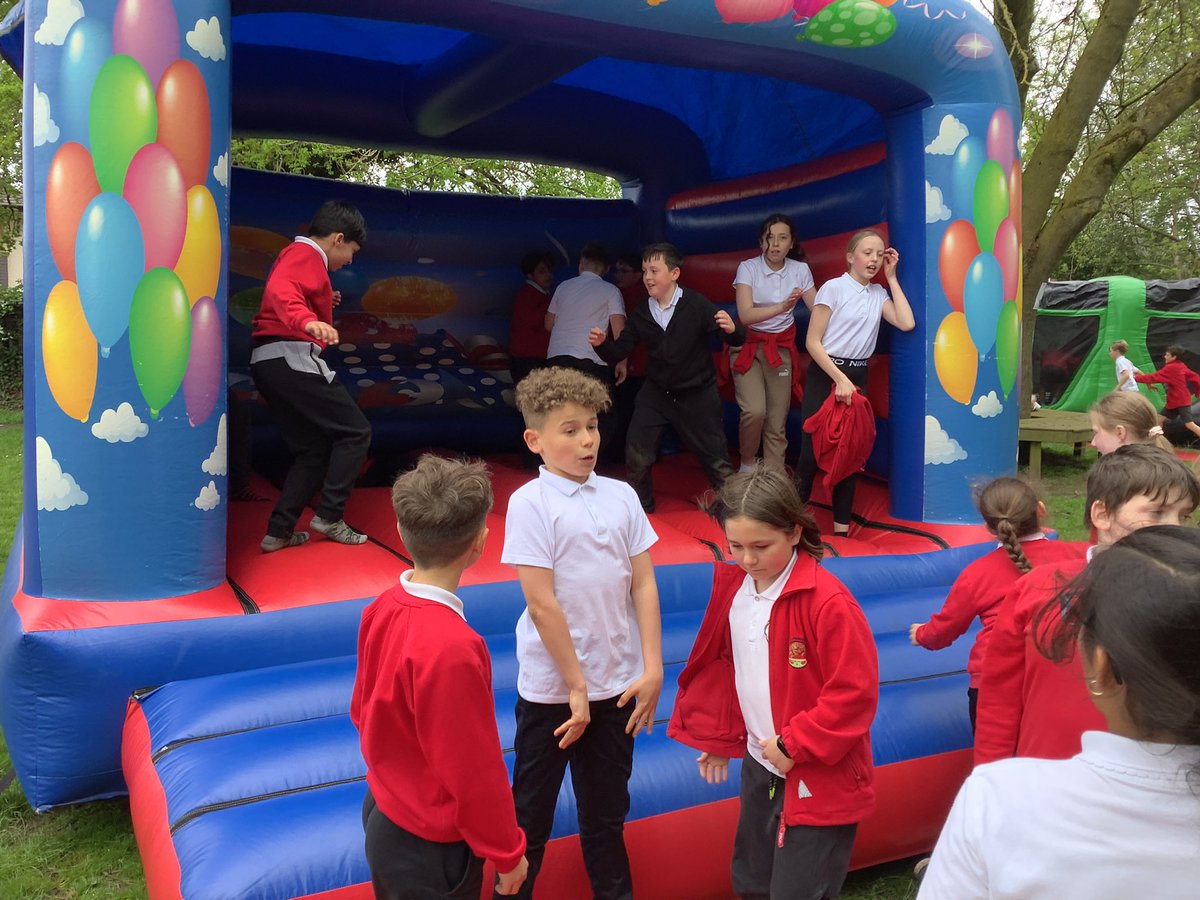 HollyfastSchool's tweet image. 6R having the best afternoon celebrating the end of SATs!!! #icecreams #inflatablefun