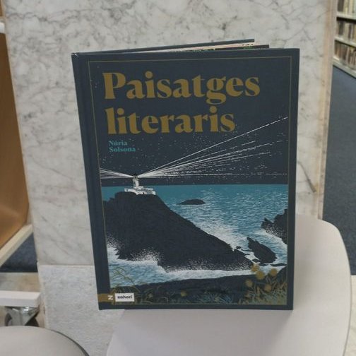 😍Des de la Secció Jove us recomanem un 📘 que és un homenatge a la #literatura i una invitació a la #lectura dels #clàssics❗️

📚#llegim, 'Paisatges literaris' de #NúriaSolsona, @ZahoriBooks 
+12 anys

#BiblioRecomanacions #juvenils