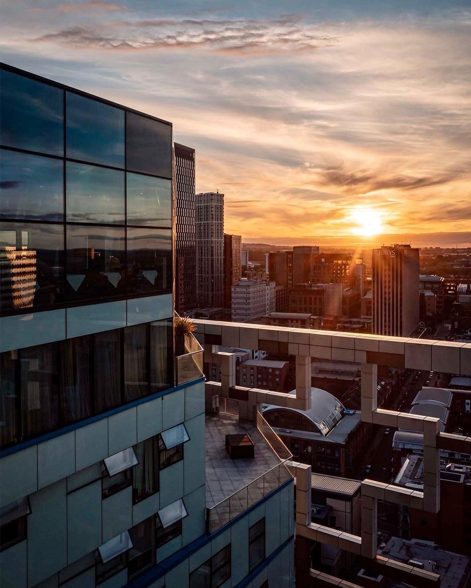 🤩 If you know a better vantage point to take in the #Birmingham skyline, we want to hear about it!

📸 IG: steverabone

#BrumHour #Photography