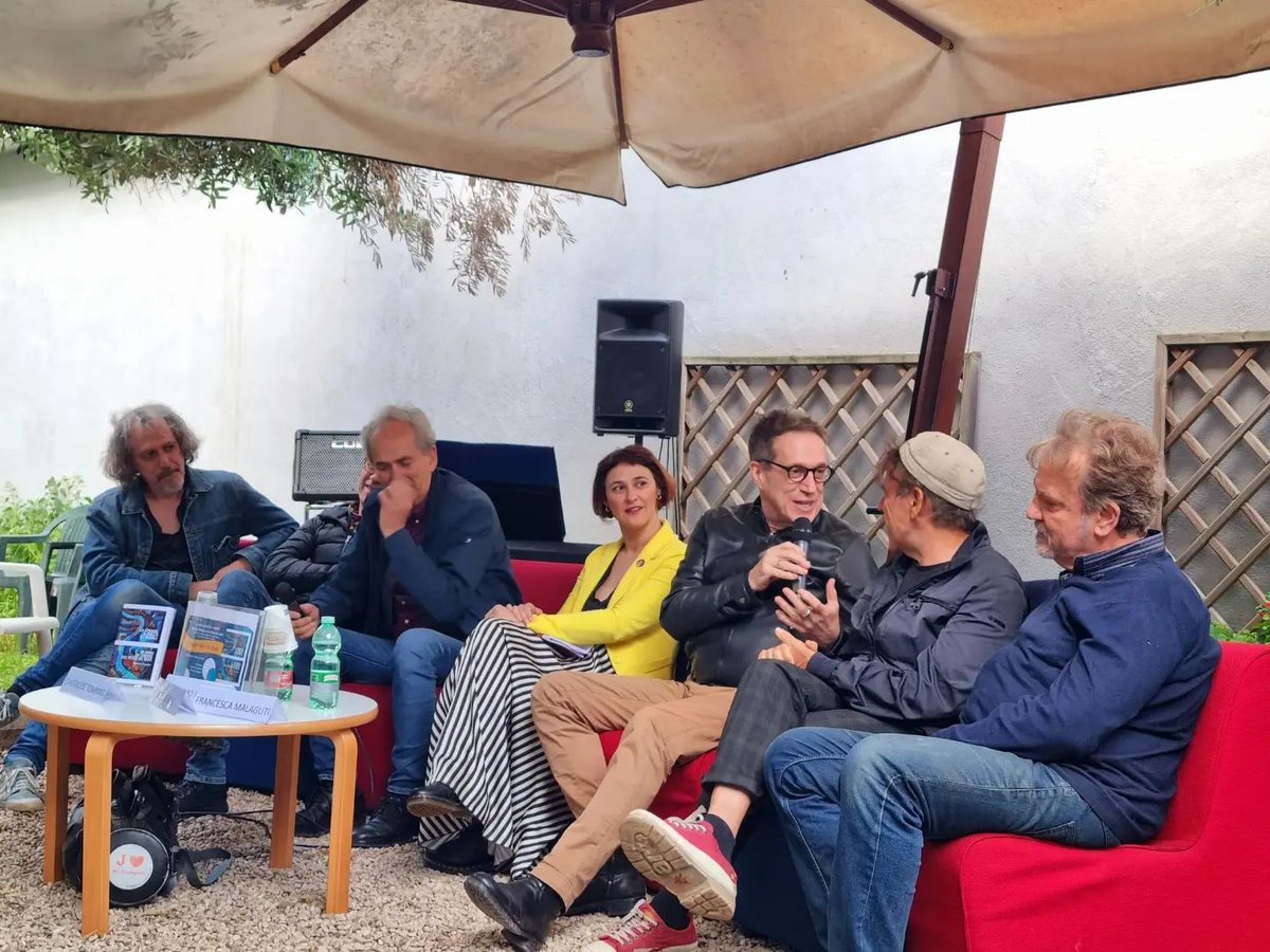 Grazie Claudio De Tommasi e Francesca Malaguti di <a href="/Radio1Rai/">Rai Radio1</a> Menabò per la presentazione di ieri 
#libro e #canzoni con "La strada, il palco e i pedali. 30 anni di storie dei #TetesdeBois" di Massimo Pasquini <a href="/SquilibriEditor/">Squilibri editore</a> 
La prossima data è il #26maggio a #Roma #Eirenefest