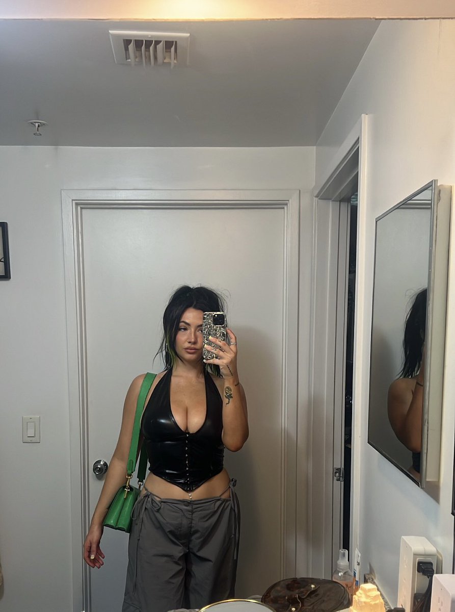 Retweet if you like my outfit 🩶