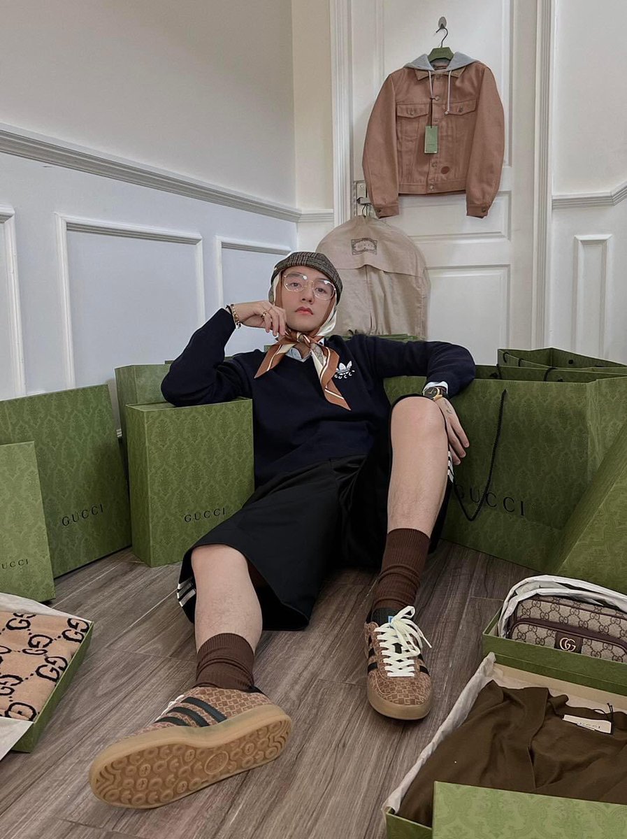 mAy_II_XII_97's tweet photo. Ưng quá chừng là ưng …

FRIEND OF THE HOUSE

@sontungmtp777
@gucci

#SonTungMTP 
#GUCCI 
#GUCCIxSONTUNGMTP
#MakingMyWay https://t.co/8y9J4cig0p