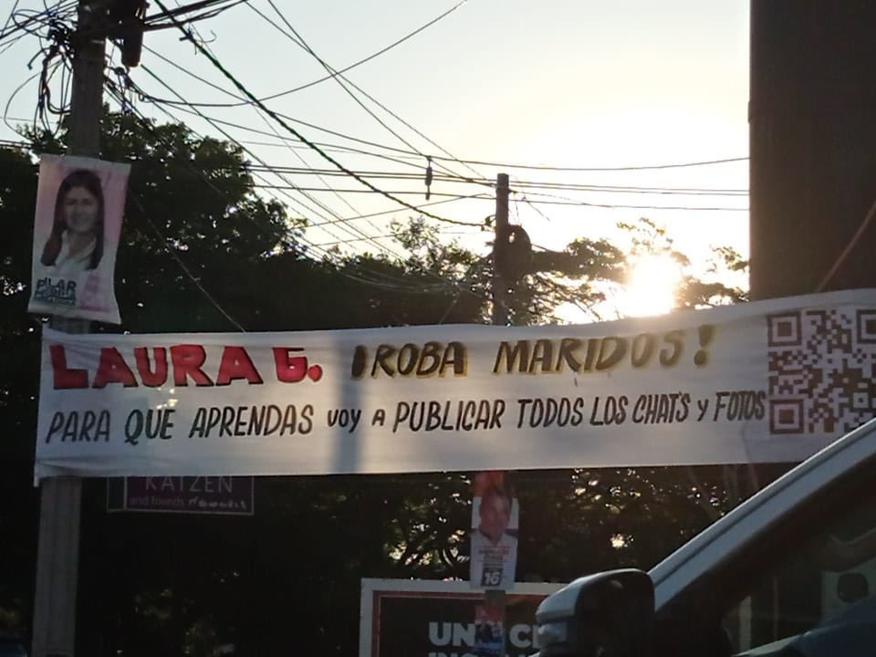 Eva_Guillamon's tweet photo. Tal vez a esta señora le saldría más a cuenta enfadarse con el marido robado… Las calles de esta ciudad dan para mucho.
#AsuncionPY https://t.co/zOeii2vZXo