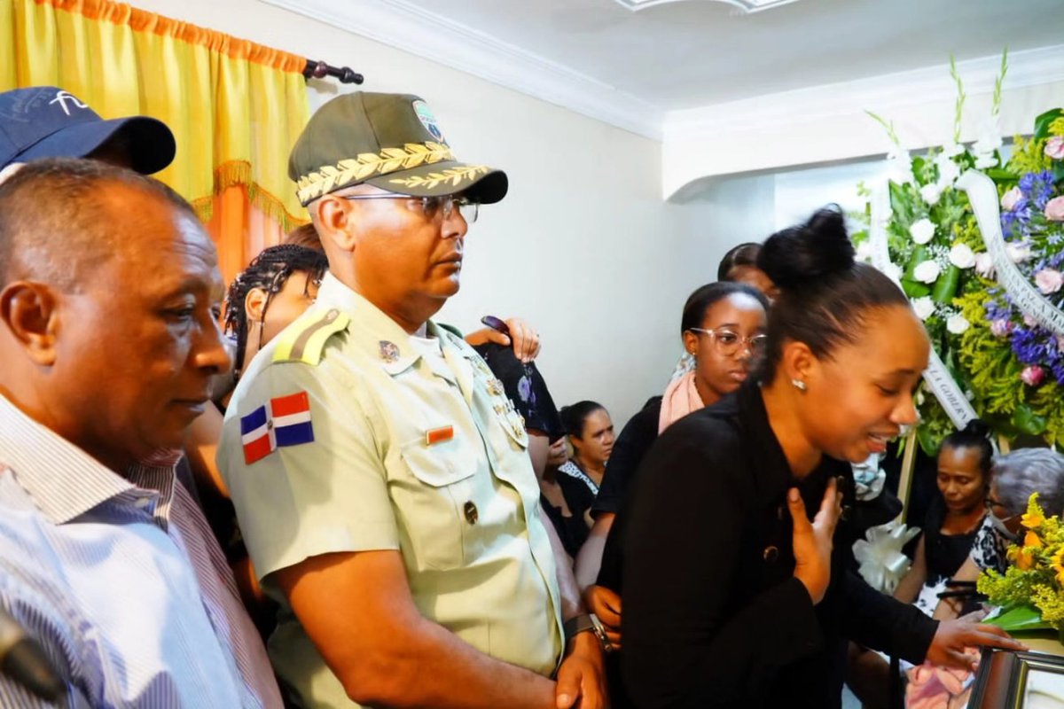 digesettrd_'s tweet photo. Nuestro director @generalramongp, acude al sector Villa Nazareno, La Romana, a dar el pésame a la madre y demás familiares por el fallecimiento de nuestra agente María Rita Griffith, sargento de la P.N.

#DIGESETT https://t.co/xqwx0KfSQM