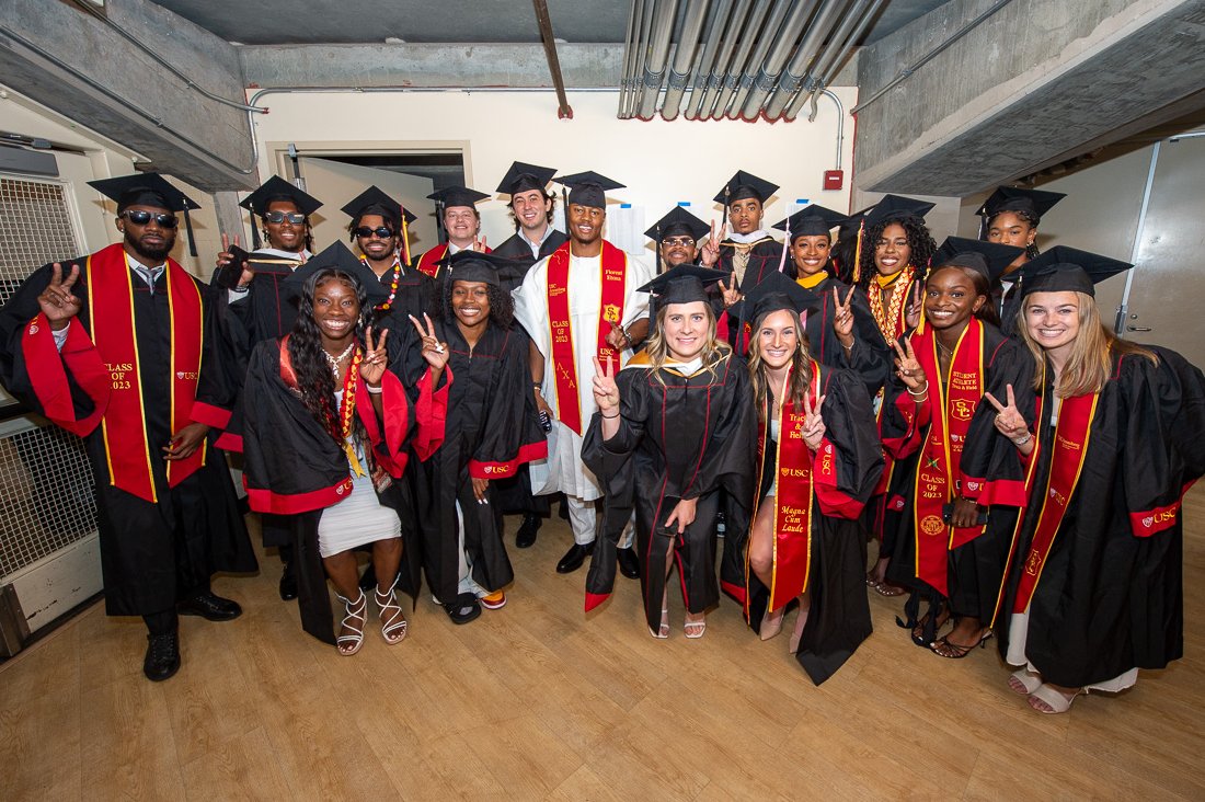 USC_Track_Field's tweet photo. Congratulations to our student-athletes on graduating from USC! 🎓 https://t.co/Eqv0dIUlSw