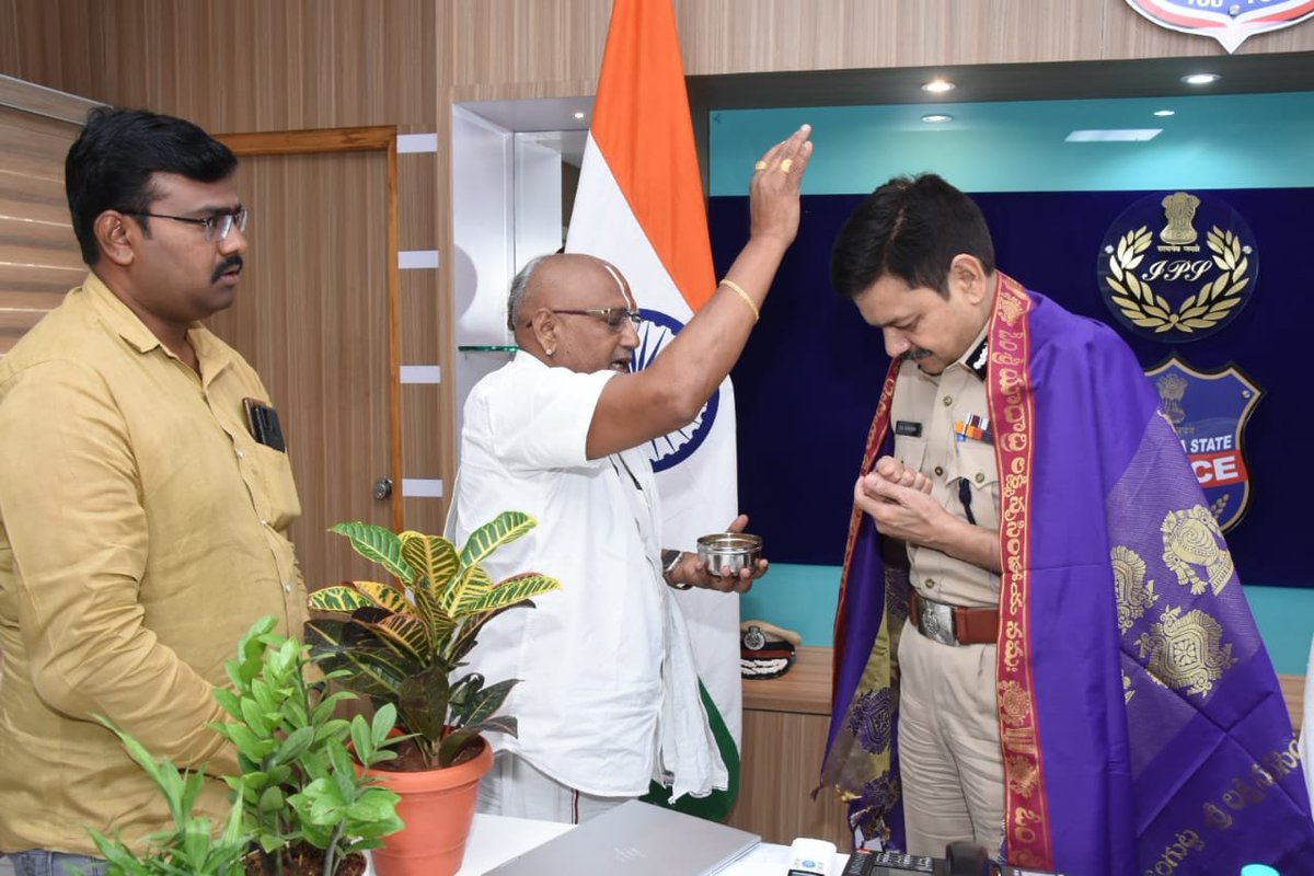 MalkajgiriCop's tweet photo. #CP_Rachakonda Sri.#DS_Chauhan_IPS was blessed by Yadadri Devasthan #VedicPriest Kalluri Venkata Charyu who met #CP today at #CP_Office in Neredmet.
@TelanganaCOPs @ntdailyonline @TelanganaToday @eenadulivenews @v6velugu @abnandhrajyothy @ManaTelanganaIN @NavatelanganaD https://t.co/sQ90CqDOVe
