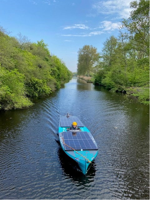 JP_Verhoef's tweet photo. Naast Racing Aeolus (22-24 augustus) is er morgen (13 mei) nog een duurzaamheid race in Den Helder, de Young Solar Challenge. Kom kijken op Willemsoord!! Vandaag opbouwen, keuren en testen! Mooi zoveel enthousiaste jongeren te zien!
#RacingAeolus #SolarBoat #solarpower #DenHelder https://t.co/V5to9tbeIF