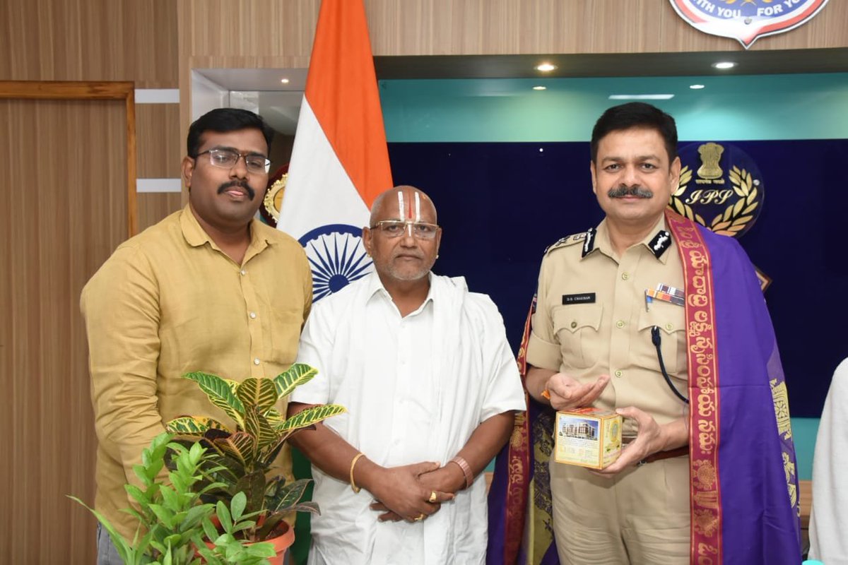 MalkajgiriCop's tweet photo. #CP_Rachakonda Sri.#DS_Chauhan_IPS was blessed by Yadadri Devasthan #VedicPriest Kalluri Venkata Charyu who met #CP today at #CP_Office in Neredmet.
@TelanganaCOPs @ntdailyonline @TelanganaToday @eenadulivenews @v6velugu @abnandhrajyothy @ManaTelanganaIN @NavatelanganaD https://t.co/sQ90CqDOVe