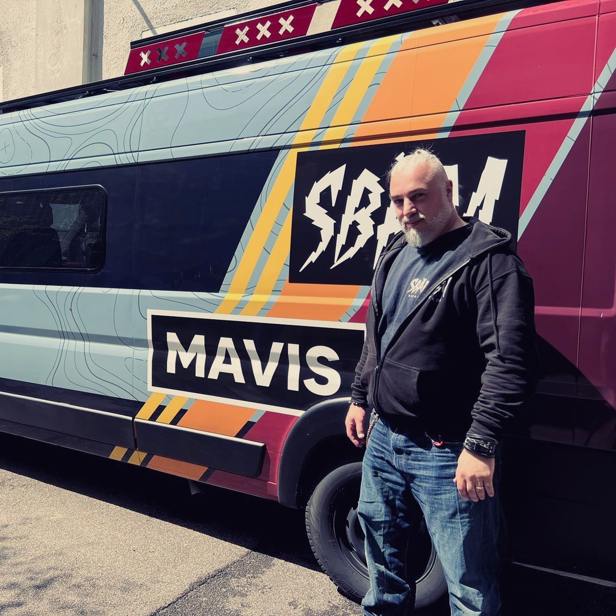 MAVIS_Vans's tweet photo. Very special vans for very, very special people! 🤘

#mavisvans #GeorgijMakazaria https://t.co/BTM4PQnUBD