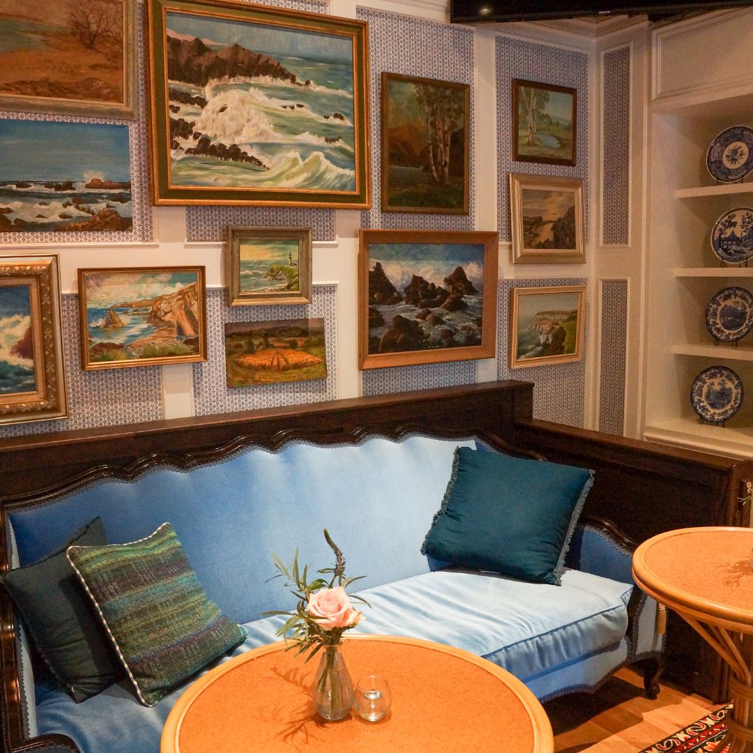 magnolianetwork's tweet photo. Chapel Hill, NC—a city rich in history and proud sporting traditions of the University of North Carolina. Learn how the @graduatehotels’ design team created this forward-thinking hotel with unique design elements. Watch #HandcraftedHotels on TV today at 3/2c on #MagnoliaNetwork. https://t.co/GN06OnZdgt