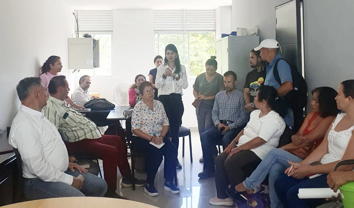 URestitucion's tweet photo. La Directora Territorial @MarthaLiarevalo, @Usolidariaco, @AlcaldiadeViota y @PGN_COL consolidaron una ruta de trabajo con la Mesa de Víctimas, organizaciones sociales y líderes de #Viotá. Impulsamos la política de restitución y fortalecemos los procesos de economía solidaria. https://t.co/6Xmuk0s5nN