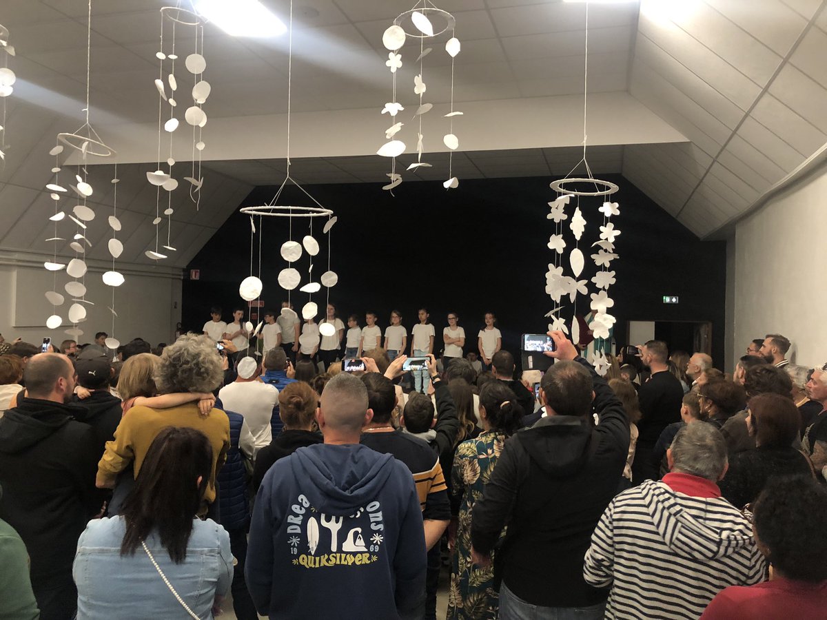 UtilisateurLD's tweet photo. Restitution PEAC Roullet St Estephe « Florilège de papier » avec Daniel Mar et sa poésie en papier. Bravo pour l’investissement ds élèves, de l’équipe, ds parents et de ts ls partenaires ! Un vernissage grandiose valorisant toutes les dimensions du projet !! @CircoAngSud @dsden16 https://t.co/1r3qKZQ5dt