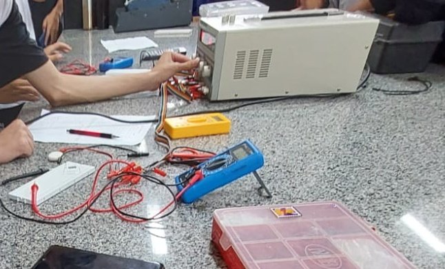 zangstudy's tweet image. o caos q é ter aula prática não tá escrito