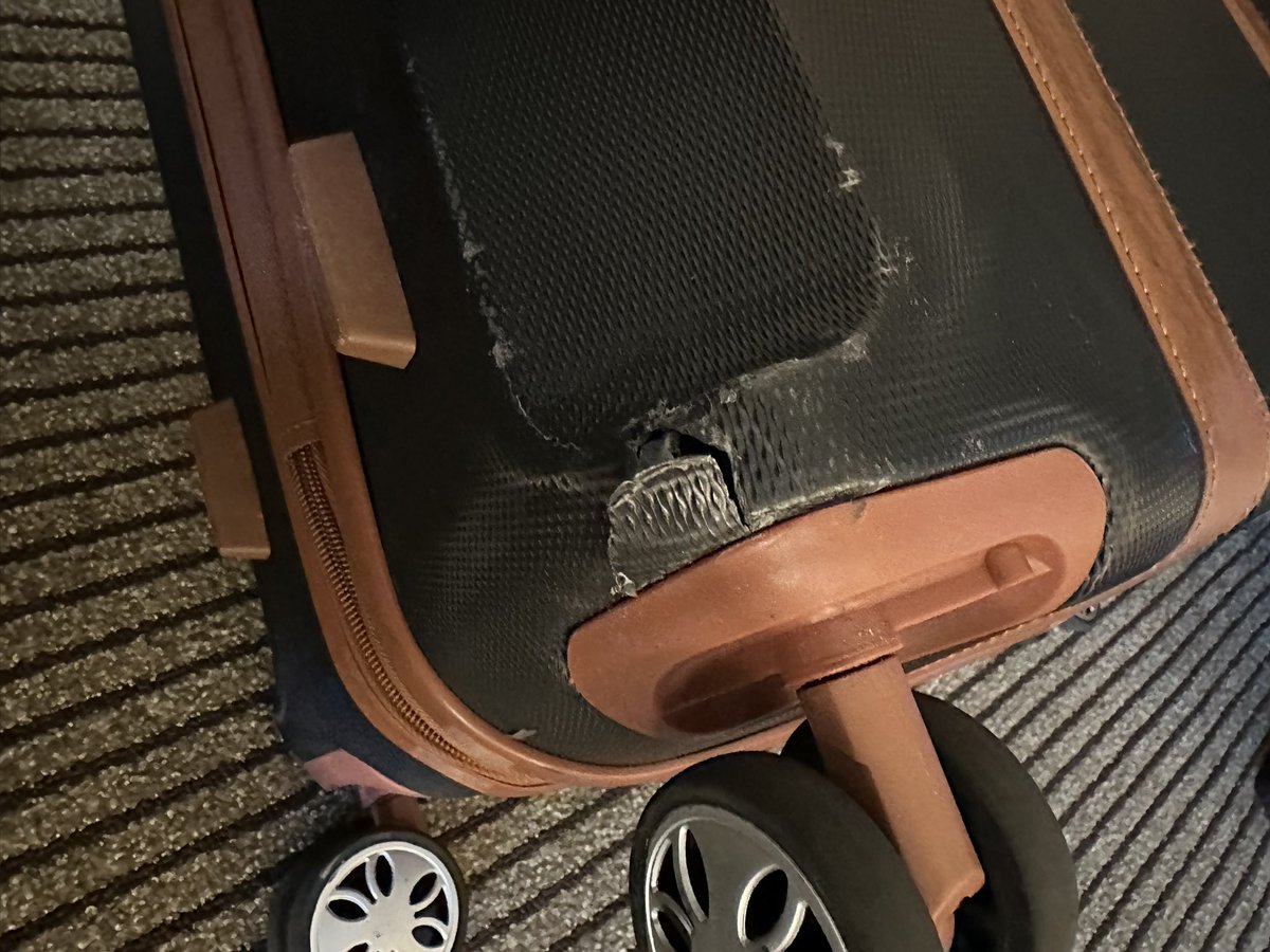 feranmii's tweet photo. @Delta you know I have much love for y’all but this hurts. @SamsoniteUSA I do expect much better durability too. The his has barely been used. #luggage #traveling https://t.co/C40dfcTMHs