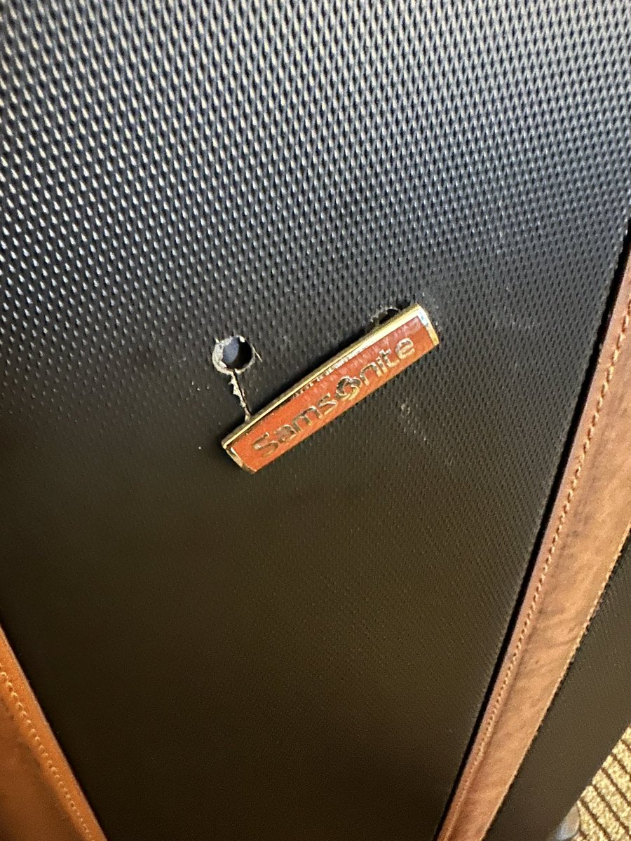 feranmii's tweet photo. @Delta you know I have much love for y’all but this hurts. @SamsoniteUSA I do expect much better durability too. The his has barely been used. #luggage #traveling https://t.co/C40dfcTMHs
