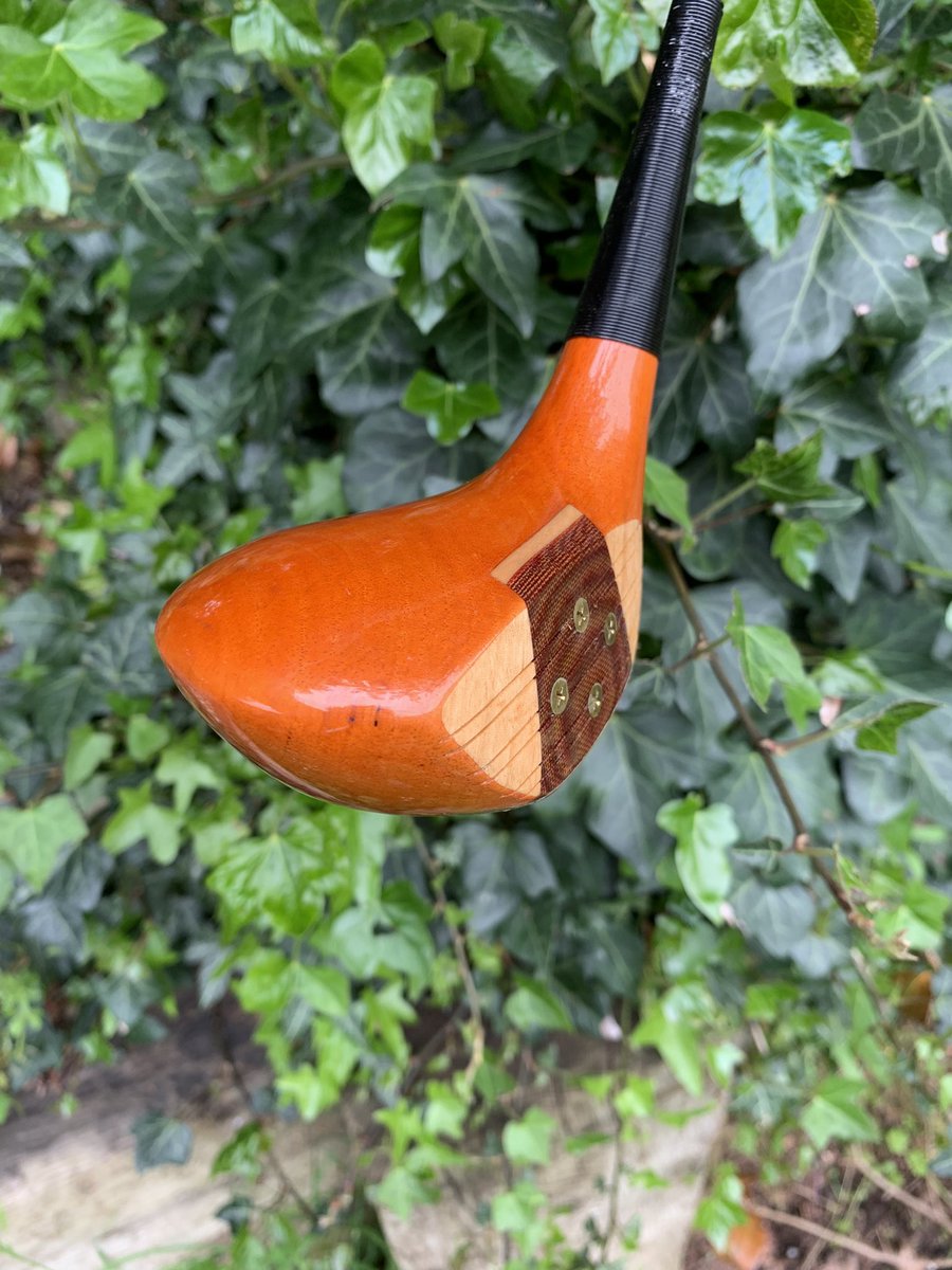 RetroAndRareGlf's tweet photo. Who can tell me anything about this little anomaly? Extremely well made, lovely block with a good tight grain, unusual orange/brown stain, stunning fibre insert and well aligned screws which “break a craftsman’s rules” sits perfectly square 👍 Stunning https://t.co/DMKFhvflMq
