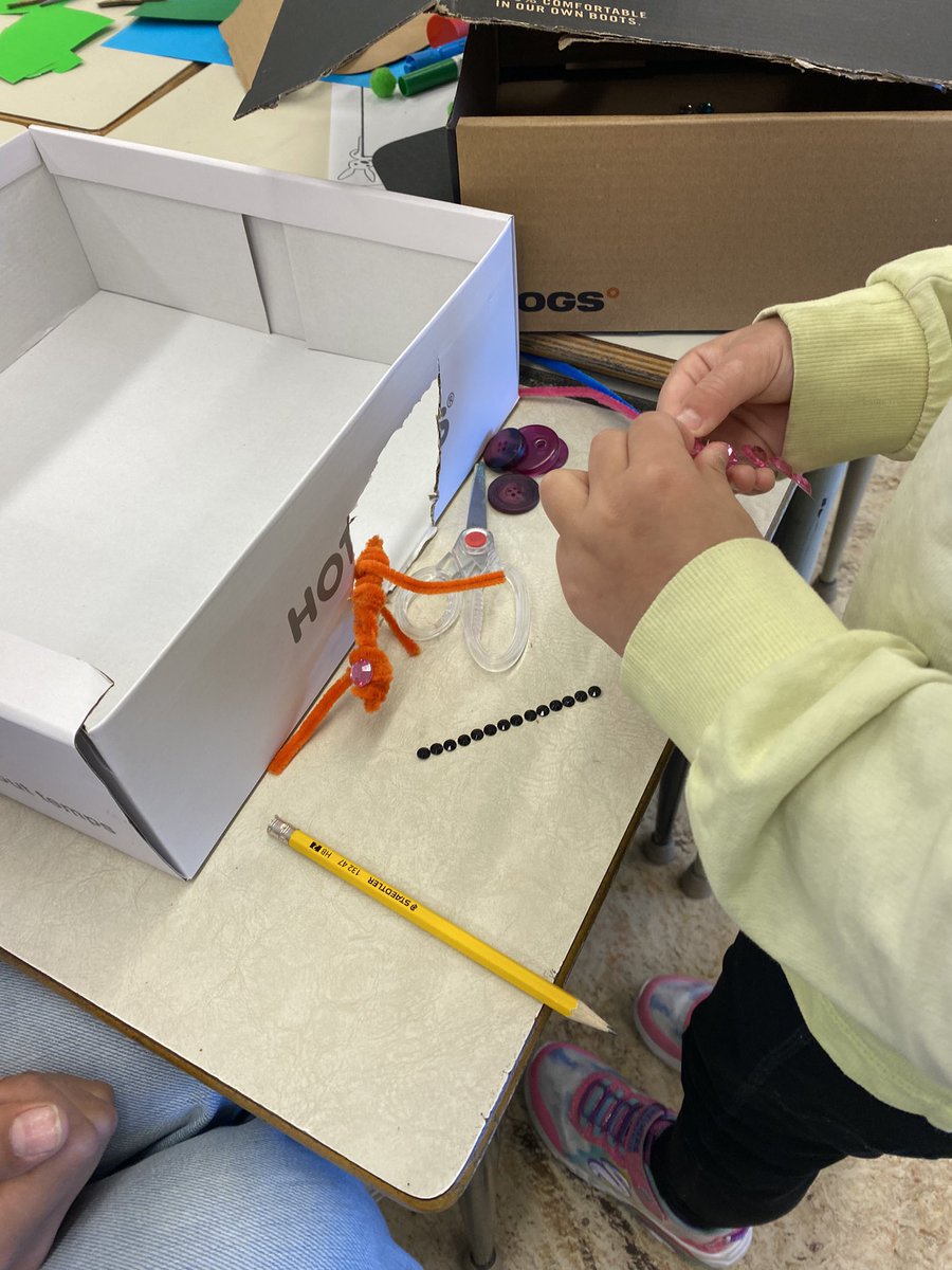 ms_bowersclass's tweet photo. We are collaborating with our grade 1 buddies this morning. They are starting their building things unit. We read the book It’s not a box and together they are transforming their box into their imaginative object. https://t.co/plvzSOzyg6
