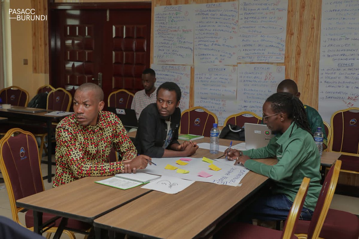 MagazineJimbere's tweet photo. 👌🏾 L'intelligence collective au service du bien commun. Détail important des deux derniers jours de l'atelier de formulation d'un projet d'espace multidisciplinaire au #Burundi, tenu du 09/05 au 11/05/2023 à Martha Hôtel en @MairieBuja, organisé par @PasaccB en collaboration avec @africalia

✍🏾 Au cours de ces deux jours, les participants, répartis en groupes, ont amplement réfléchi sur la vision et les objectifs clairs de cette #infrastructure culturelle, l'identification des besoins et des lacunes existantes dans le domaine culturel, les ressources nécessaires pour mettre en place cet édifice, les stratégies de financement et la mise en place de partenariats avec d'autres acteurs dans le domaine de la #culture