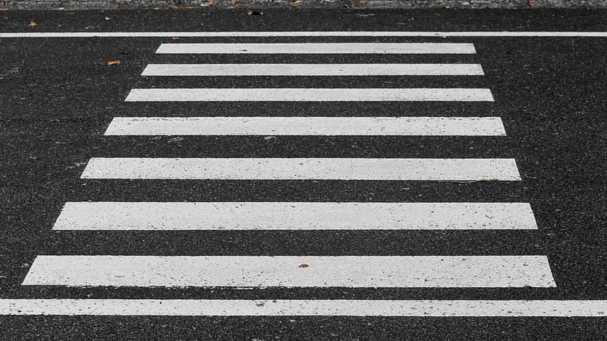 izaswiki's tweet photo. @guardiacivil @guardiacivil  no os olvideis de hacer algo similar a esto: Ciclista 🚲, ese caminito cebreado qur cruza la carretera por el que circulas, es para los #peatones. Evita sustos y usa las carreteras para circular. https://t.co/oC88e9Qq98