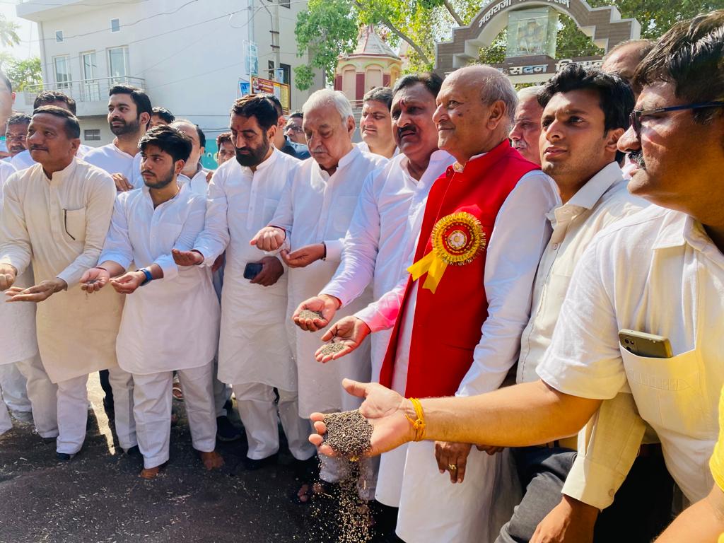 BhupinderShooda's tweet photo. आज भिवानी अनाज मंडी का दौरा कर किसान, मजदूर व आढ़तियों से बातचीत की।

किसान पहले से ही घाटे में चल रहा है। खास तौर पर सरसों के किसानों को MSP से डेढ़ हजार रुपए प्रति क्विंटल कम रेट पर फसल बेचनी पड़ी है। 

किसानों को और नुकसान पहुंचाने के लिए सरकार ने खरीद को पूरी तरह बंद कर दिया है। जबकि सरकार को सरसों समेत तमाम फसलों की MSP पर खरीद करनी चाहिए।

किसानों को फसल का पूरा रेट देना और उसके नुकसान की भरपाई करना सरकार की जिम्मेदारी है। लेकिन बीजेपी-जेजेपी सरकार अपनी जिम्मेदारी से भाग रही है। आज किसानों के साथ मजदूर और आढ़ती भी बेहद परेशान हैं।