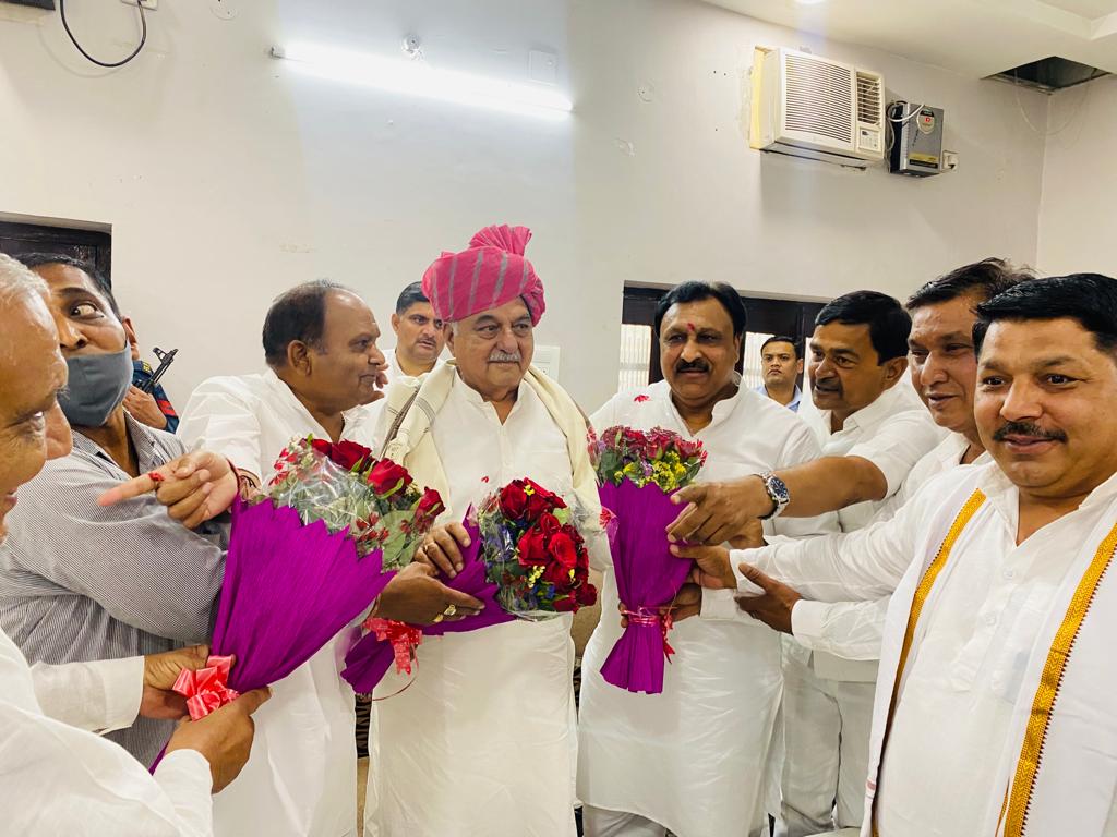 BhupinderShooda's tweet photo. आज भिवानी अनाज मंडी का दौरा कर किसान, मजदूर व आढ़तियों से बातचीत की।

किसान पहले से ही घाटे में चल रहा है। खास तौर पर सरसों के किसानों को MSP से डेढ़ हजार रुपए प्रति क्विंटल कम रेट पर फसल बेचनी पड़ी है। 

किसानों को और नुकसान पहुंचाने के लिए सरकार ने खरीद को पूरी तरह बंद कर दिया है। जबकि सरकार को सरसों समेत तमाम फसलों की MSP पर खरीद करनी चाहिए।

किसानों को फसल का पूरा रेट देना और उसके नुकसान की भरपाई करना सरकार की जिम्मेदारी है। लेकिन बीजेपी-जेजेपी सरकार अपनी जिम्मेदारी से भाग रही है। आज किसानों के साथ मजदूर और आढ़ती भी बेहद परेशान हैं।