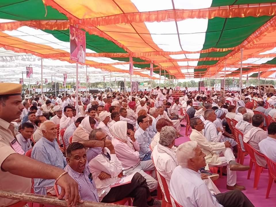 AlokBeniewal's tweet photo. प्रदेशभर में चल रहे महंगाई राहत कैंप के तहत आज माननीय मुख्यमंत्री श्री अशोक गहलोत जी मेरे विधानसभा क्षेत्र शाहपुरा के ग्राम पंचायत मुरलीपुरा में आयोजित महंगाई राहत कैंप का दौरा कर आमजन से रूबरू हुए। इस दौरान आमजन को जन कल्याणकारी योजनाओं का आधिक से अधिक लाभ लेने के लिए प्रेरित किया साथ ही विभिन्न योजनाओं के लाभार्थियों को मुख्यमंत्री गारंटी कार्ड प्रदान किए।
कार्यक्रम में AICC के महासचिव श्री भंवर जितेन्द्र सिंह जी, कृषि एवं पशुपालन मंत्री लाल चंद कटारिया जी, शिक्षा मंत्री श्री बीडी कल्ला जी , गृह राज्य मंत्री श्री राजेन्द्र यादव जी, जमवारामगढ़ विधायक श्री गोपाल मीणा जी, पूर्व जमवारामगढ़ विधायक रामचन्द्र सराधना जी, उप जिला प्रमुख श्री मोहन डागर जी और दर्जा प्राप्त राज्य मंत्री श्रीमती उर्मिला योगी जी भी मौजूद रहे।
 
@ashokgehlot51
#MehngaiRaahatCamp 
#महंगाई_राहत_कैंप #Rajasthan #jaipur #Shahpura