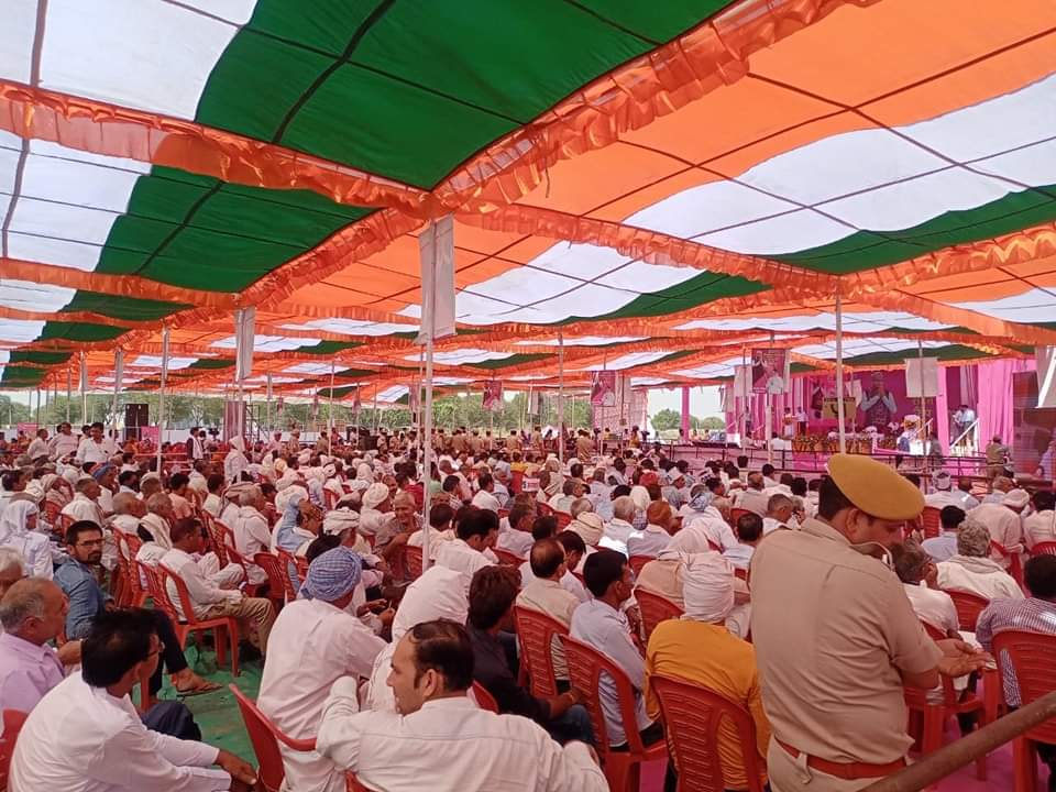 AlokBeniewal's tweet photo. प्रदेशभर में चल रहे महंगाई राहत कैंप के तहत आज माननीय मुख्यमंत्री श्री अशोक गहलोत जी मेरे विधानसभा क्षेत्र शाहपुरा के ग्राम पंचायत मुरलीपुरा में आयोजित महंगाई राहत कैंप का दौरा कर आमजन से रूबरू हुए। इस दौरान आमजन को जन कल्याणकारी योजनाओं का आधिक से अधिक लाभ लेने के लिए प्रेरित किया साथ ही विभिन्न योजनाओं के लाभार्थियों को मुख्यमंत्री गारंटी कार्ड प्रदान किए।
कार्यक्रम में AICC के महासचिव श्री भंवर जितेन्द्र सिंह जी, कृषि एवं पशुपालन मंत्री लाल चंद कटारिया जी, शिक्षा मंत्री श्री बीडी कल्ला जी , गृह राज्य मंत्री श्री राजेन्द्र यादव जी, जमवारामगढ़ विधायक श्री गोपाल मीणा जी, पूर्व जमवारामगढ़ विधायक रामचन्द्र सराधना जी, उप जिला प्रमुख श्री मोहन डागर जी और दर्जा प्राप्त राज्य मंत्री श्रीमती उर्मिला योगी जी भी मौजूद रहे।
 
@ashokgehlot51
#MehngaiRaahatCamp 
#महंगाई_राहत_कैंप #Rajasthan #jaipur #Shahpura