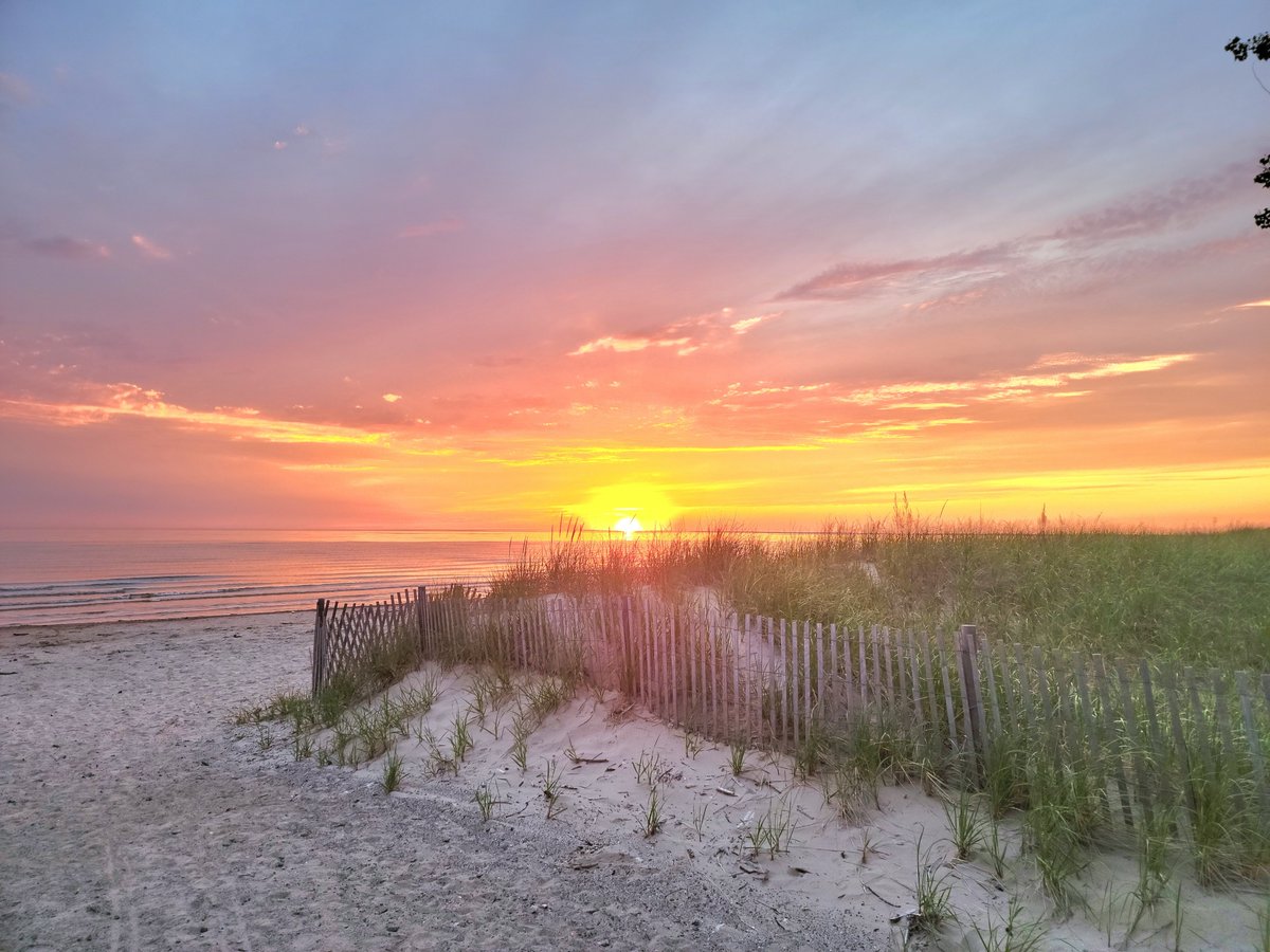 NYstateparks's tweet photo. Despite being on #LakeOntario, Southwick Beach always gives off ocean vibes. 
📷Susannah Coon https://t.co/X9mqbQhMj8