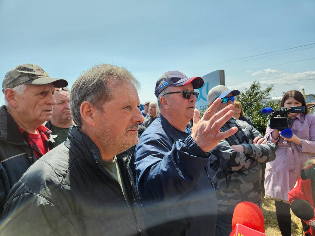 RDugganVOCM's tweet photo. Protesting crab harvesters made their way to the Ocean Choice International offices on Topsail Road this morning. They had the ear of OCI leadership for over an hour @VOCMNEWS https://t.co/Eu6xXEYBUA