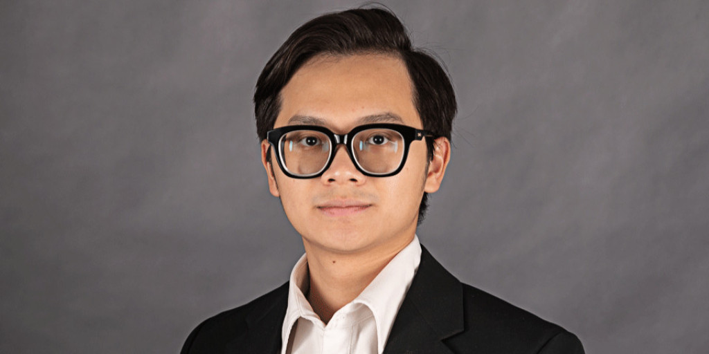 Research_UMass's tweet photo. Our final #RisingResearcher Bao Quang Gia Le is a chem major in @CNS_UMass who works on the synthesis of molecules for cell attachment, research with implications for a novel targeted approach to treating cancer. UMass is proud of your accomplishments! https://t.co/OBTkJsQBZw https://t.co/iEOZw9jz8K
